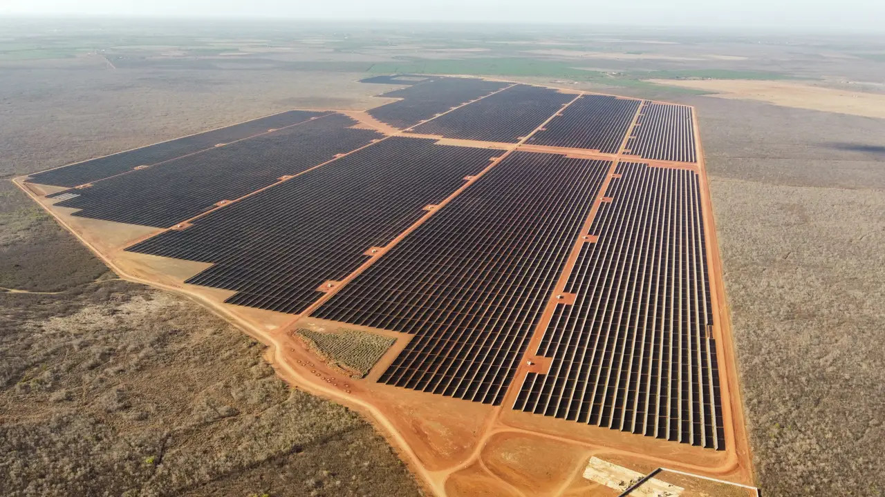 Vista aérea de usina solar com sistema de segurança perimetral