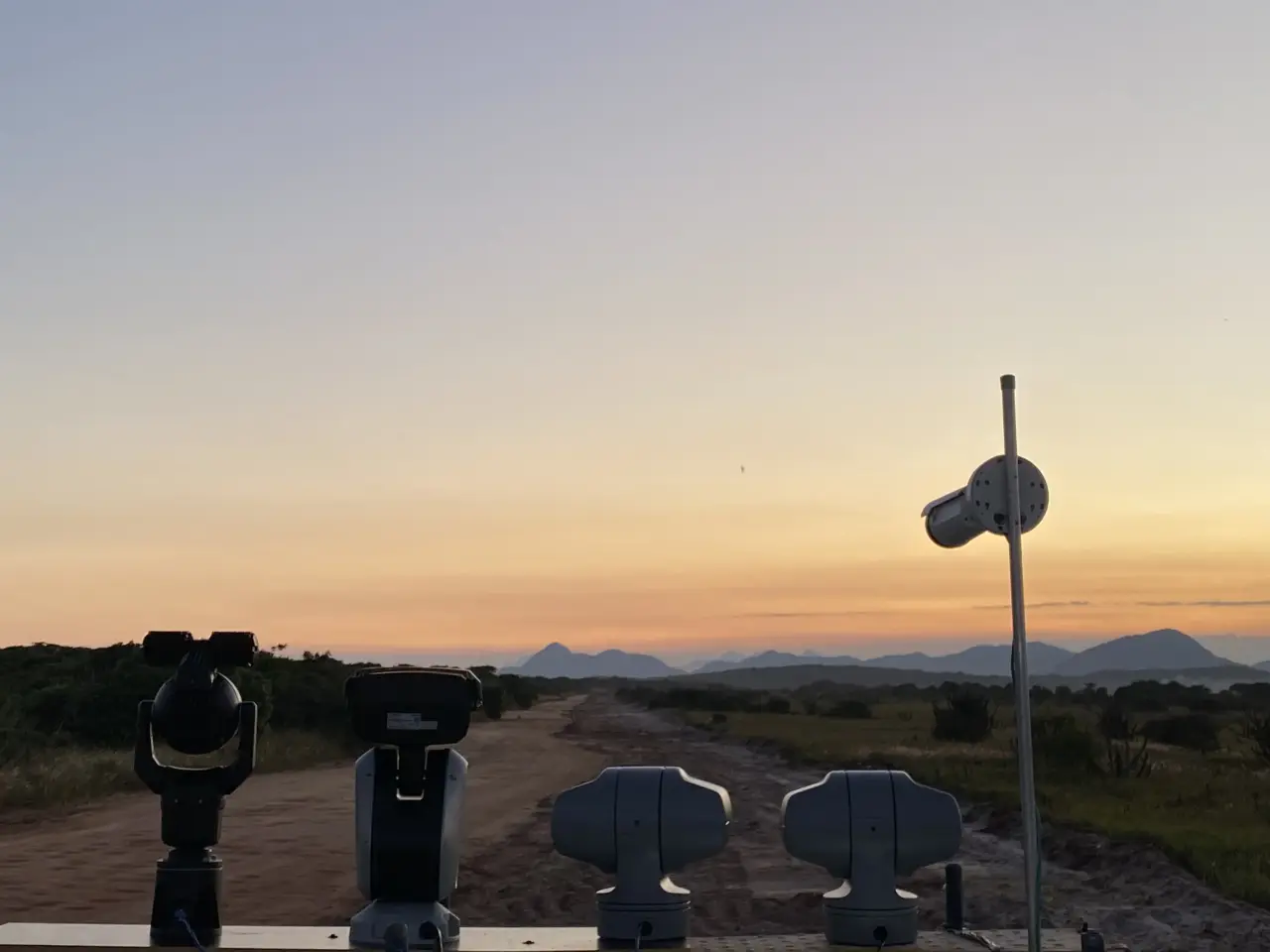 Câmeras PTZ de segurança ao pôr do sol em infraestrutura crítica