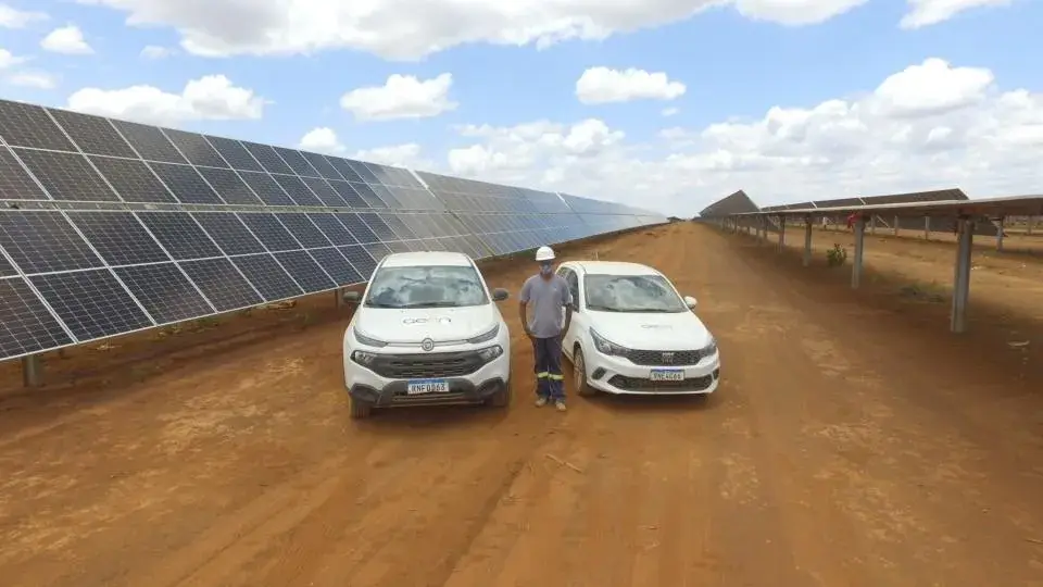 Frota de veículos Aeon Security em usina solar durante projeto