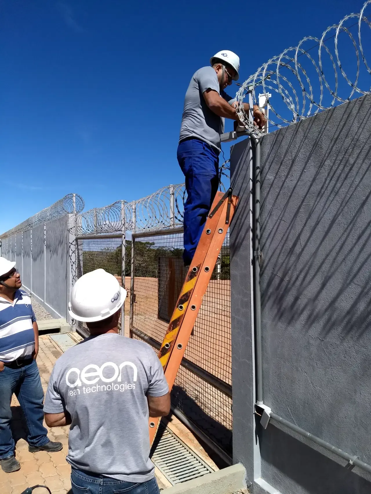 Equipe Aeon Security instalando sensores em cerca perimetral de alta segurança