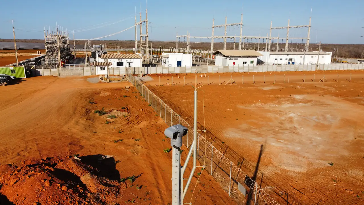 Câmera de segurança em subestação elétrica monitorando perímetro