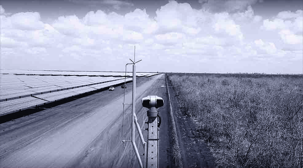 Câmera PTZ monitorando extenso parque solar